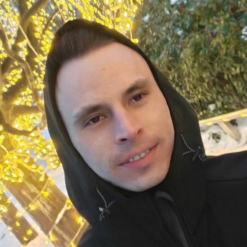 Портрет Deal-overcomer на фоне вечерних огней